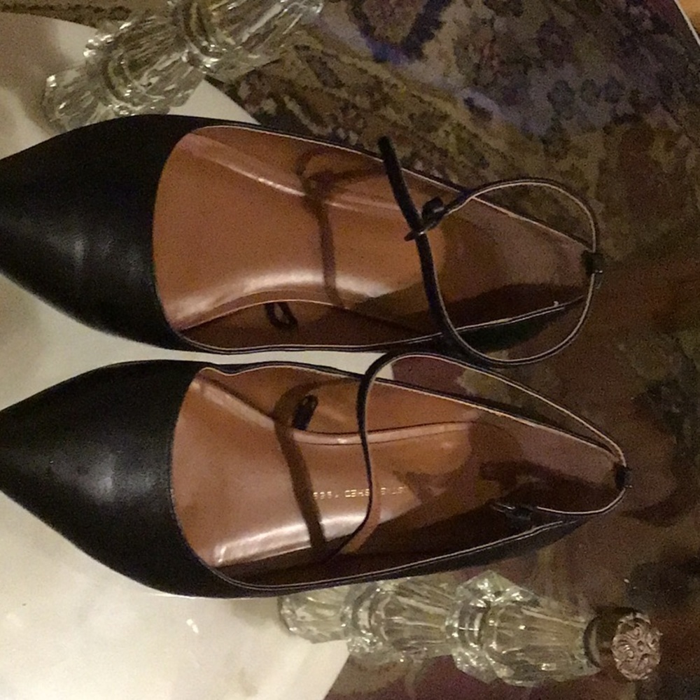 Gap shoes with strap around ankle